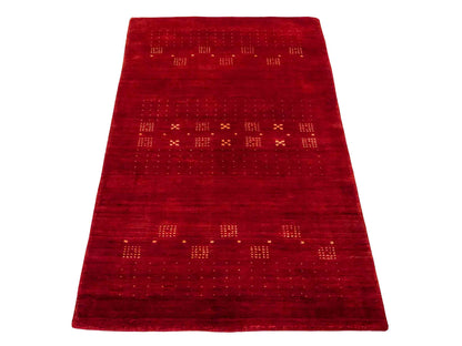 Moderner, Handloom Lori Gabbeh Orientteppich von Khademi aus Wolle, rot. Geometrisches Nomaden-Design. Produziert in Indien. Größe: 145x89cm. Teppichnummer: KB4-1507. Verkauf durch Jupiter Intl.