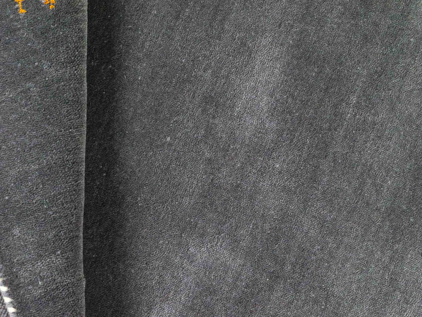 Moderner, Handloom Lori Gabbeh Orientteppich von Khademi aus Wolle, grau. Nomaden-Design. Produziert in Indien. Größe: 146x77cm. Teppichnummer: KB4-1535. Verkauf durch Jupiter Intl.