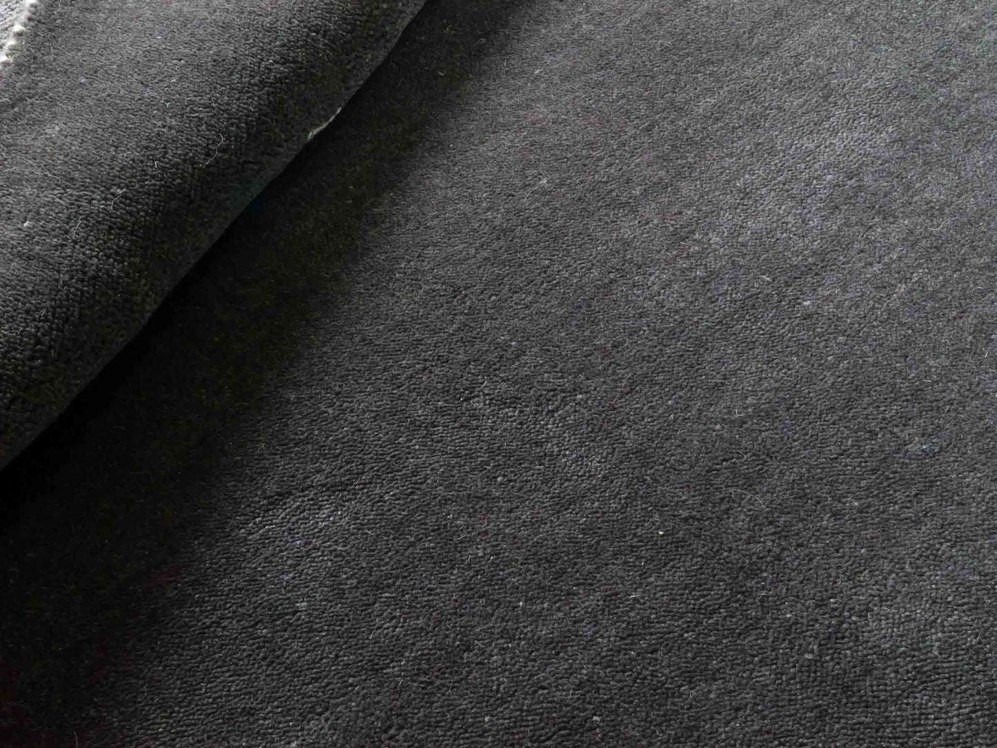 Moderner, Handloom Lori Gabbeh Orientteppich von Khademi aus Wolle, grau. Nomaden-Design. Produziert in Indien. Größe: 146x77cm. Teppichnummer: KB4-1535. Verkauf durch Jupiter Intl.