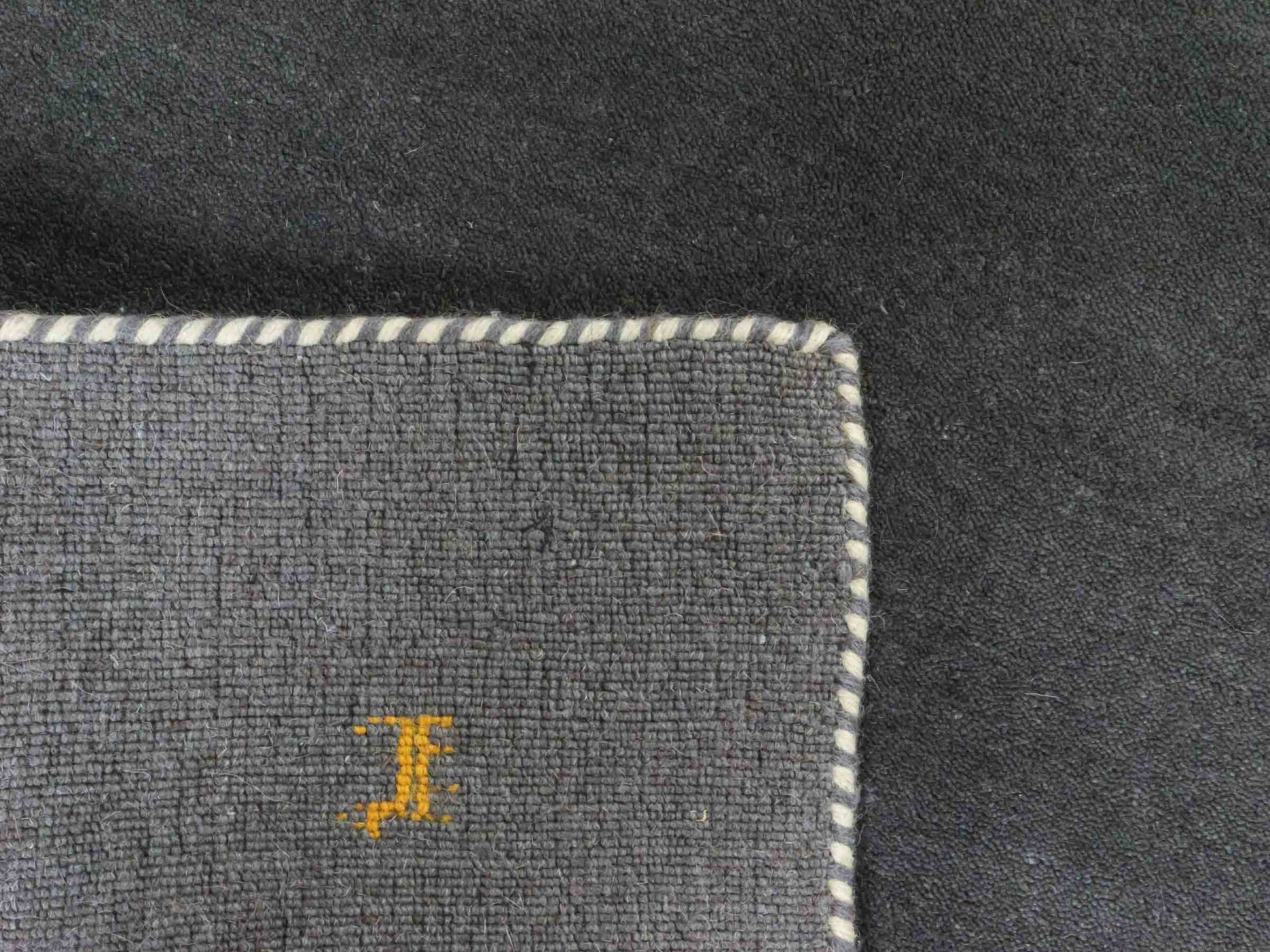 Moderner, Handloom Lori Gabbeh Orientteppich von Khademi aus Wolle, grau. Nomaden-Design. Produziert in Indien. Größe: 146x77cm. Teppichnummer: KB4-1535. Verkauf durch Jupiter Intl.