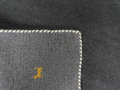 Moderner, Handloom Lori Gabbeh Orientteppich von Khademi aus Wolle, grau. Nomaden-Design. Produziert in Indien. Größe: 146x77cm. Teppichnummer: KB4-1535. Verkauf durch Jupiter Intl.