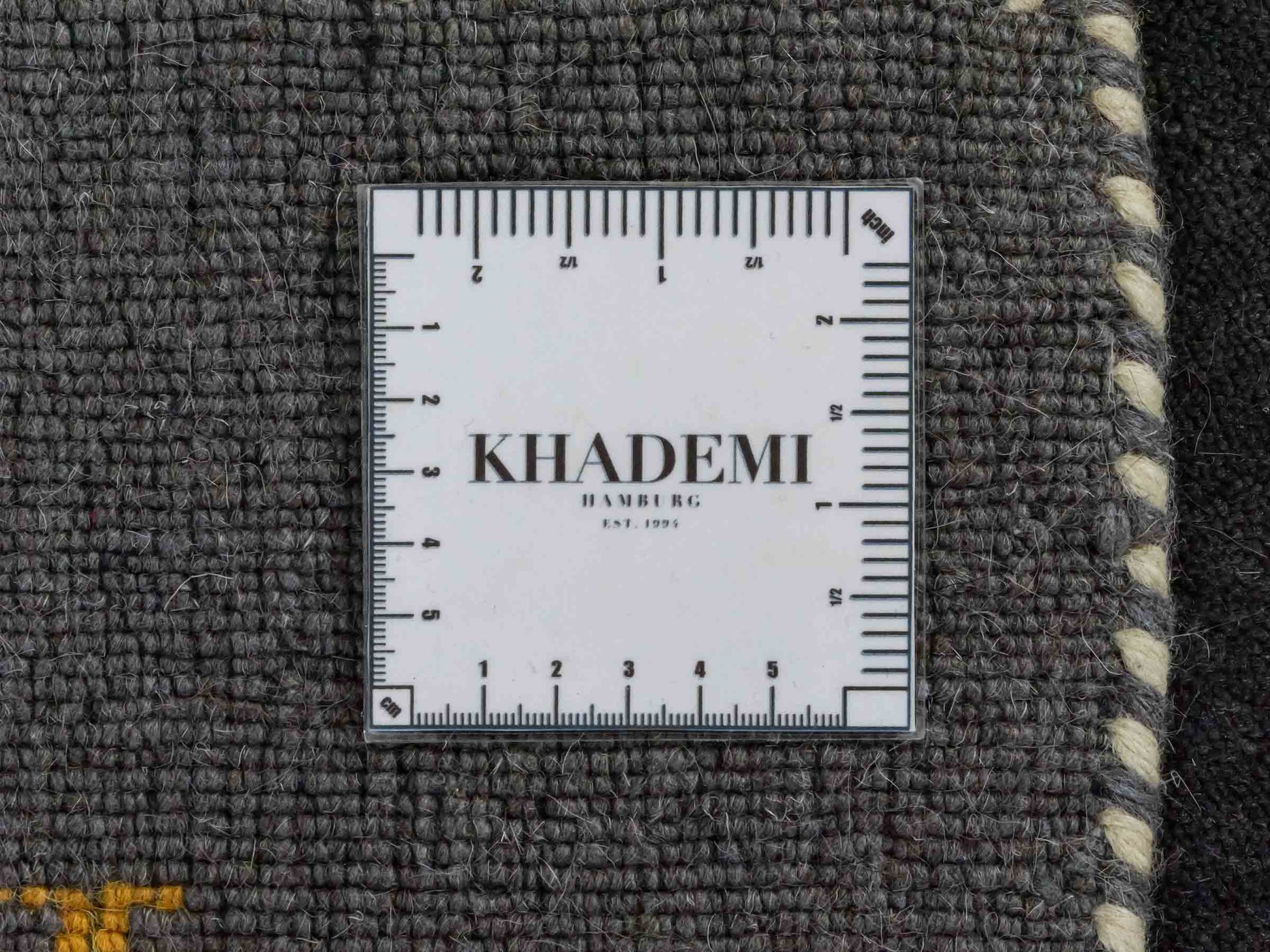 Moderner, Handloom Lori Gabbeh Orientteppich von Khademi aus Wolle, grau. Nomaden-Design. Produziert in Indien. Größe: 146x77cm. Teppichnummer: KB4-1535. Verkauf durch Jupiter Intl.