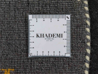 Moderner, Handloom Lori Gabbeh Orientteppich von Khademi aus Wolle, grau. Nomaden-Design. Produziert in Indien. Größe: 146x77cm. Teppichnummer: KB4-1535. Verkauf durch Jupiter Intl.