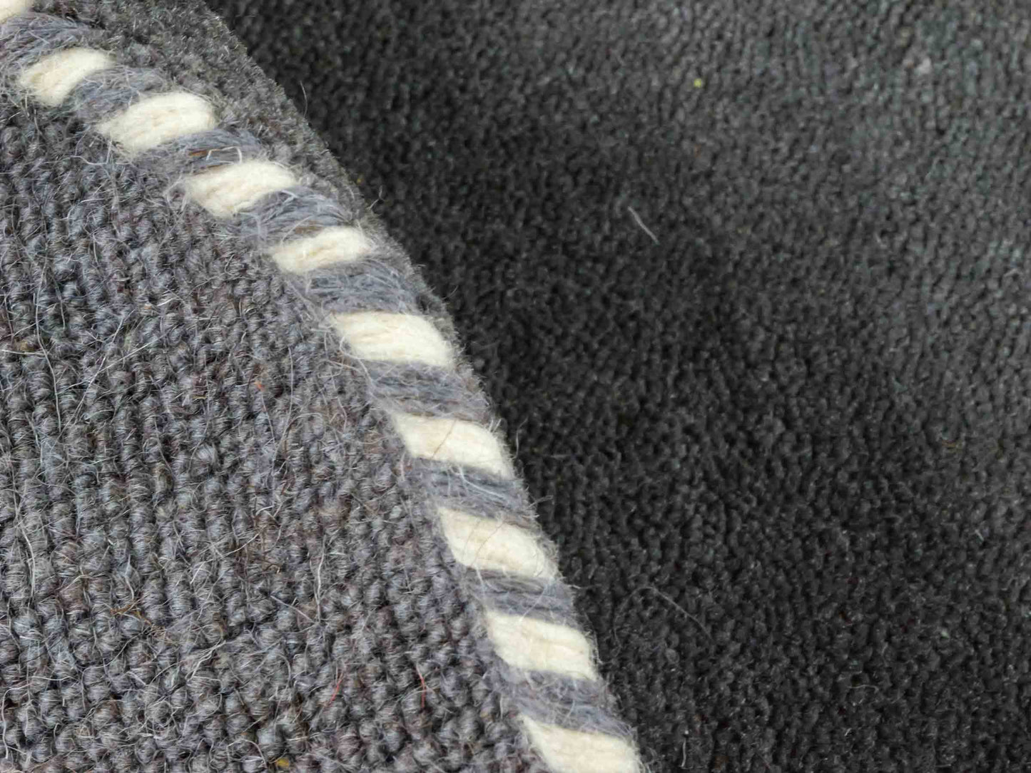 Moderner, Handloom Lori Gabbeh Orientteppich von Khademi aus Wolle, grau. Nomaden-Design. Produziert in Indien. Größe: 146x77cm. Teppichnummer: KB4-1535. Verkauf durch Jupiter Intl.