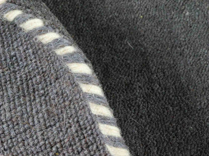 Moderner, Handloom Lori Gabbeh Orientteppich von Khademi aus Wolle, grau. Nomaden-Design. Produziert in Indien. Größe: 146x77cm. Teppichnummer: KB4-1535. Verkauf durch Jupiter Intl.