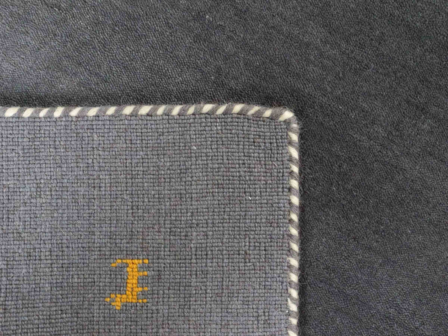 Moderner, Handloom Lori Gabbeh Orientteppich von Khademi aus Wolle, grau. Nomaden-Design. Produziert in Indien. Größe: 146x80cm. Teppichnummer: KB4-1536. Verkauf durch Jupiter Intl.