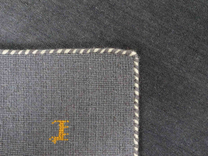 Moderner, Handloom Lori Gabbeh Orientteppich von Khademi aus Wolle, grau. Nomaden-Design. Produziert in Indien. Größe: 146x80cm. Teppichnummer: KB4-1536. Verkauf durch Jupiter Intl.