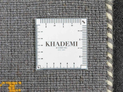 Moderner, Handloom Lori Gabbeh Orientteppich von Khademi aus Wolle, grau. Nomaden-Design. Produziert in Indien. Größe: 146x80cm. Teppichnummer: KB4-1536. Verkauf durch Jupiter Intl.