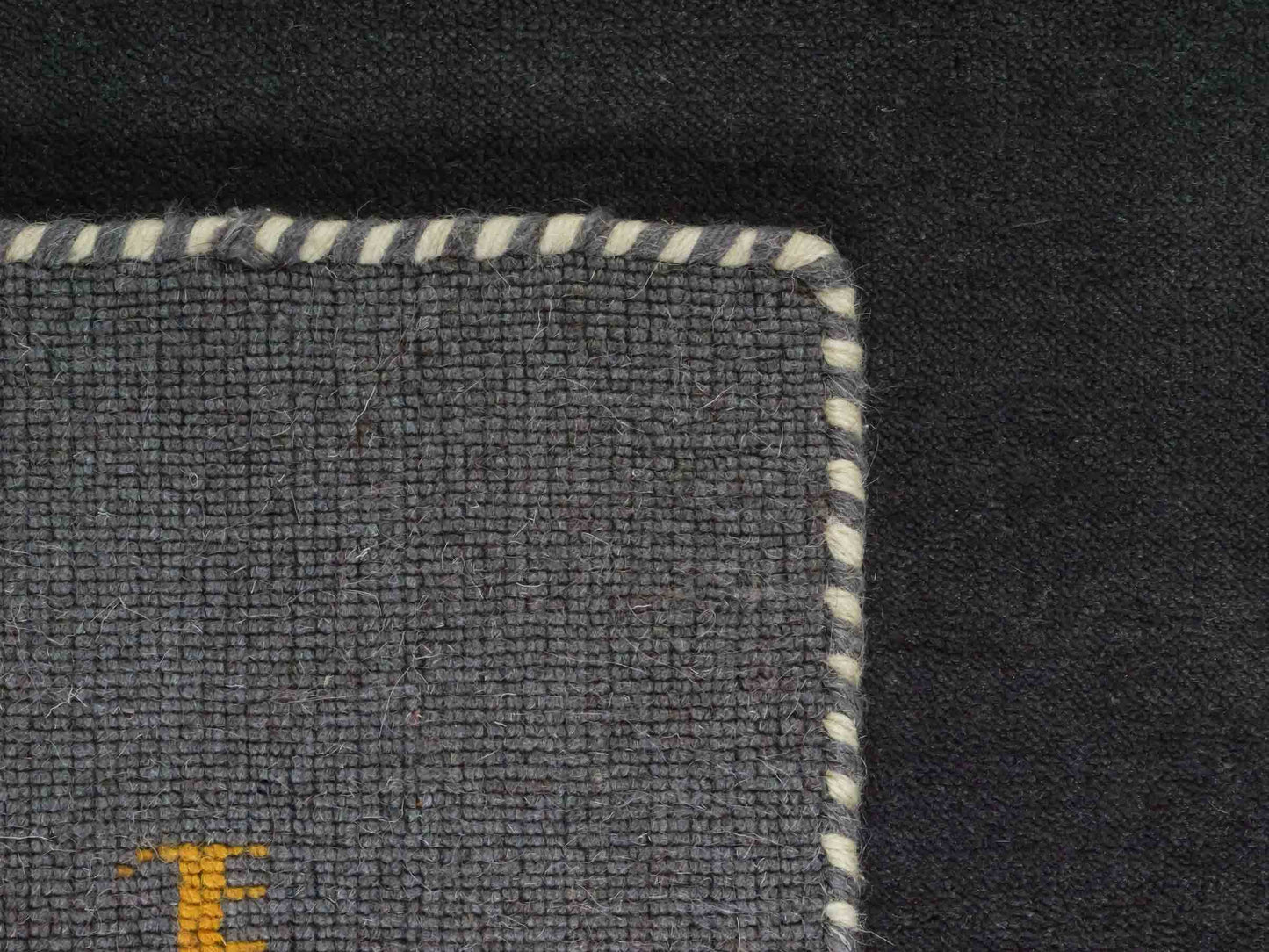 Moderner, Handloom Lori Gabbeh Orientteppich von Khademi aus Wolle, grau. Nomaden-Design. Produziert in Indien. Größe: 146x80cm. Teppichnummer: KB4-1537. Verkauf durch Jupiter Intl.