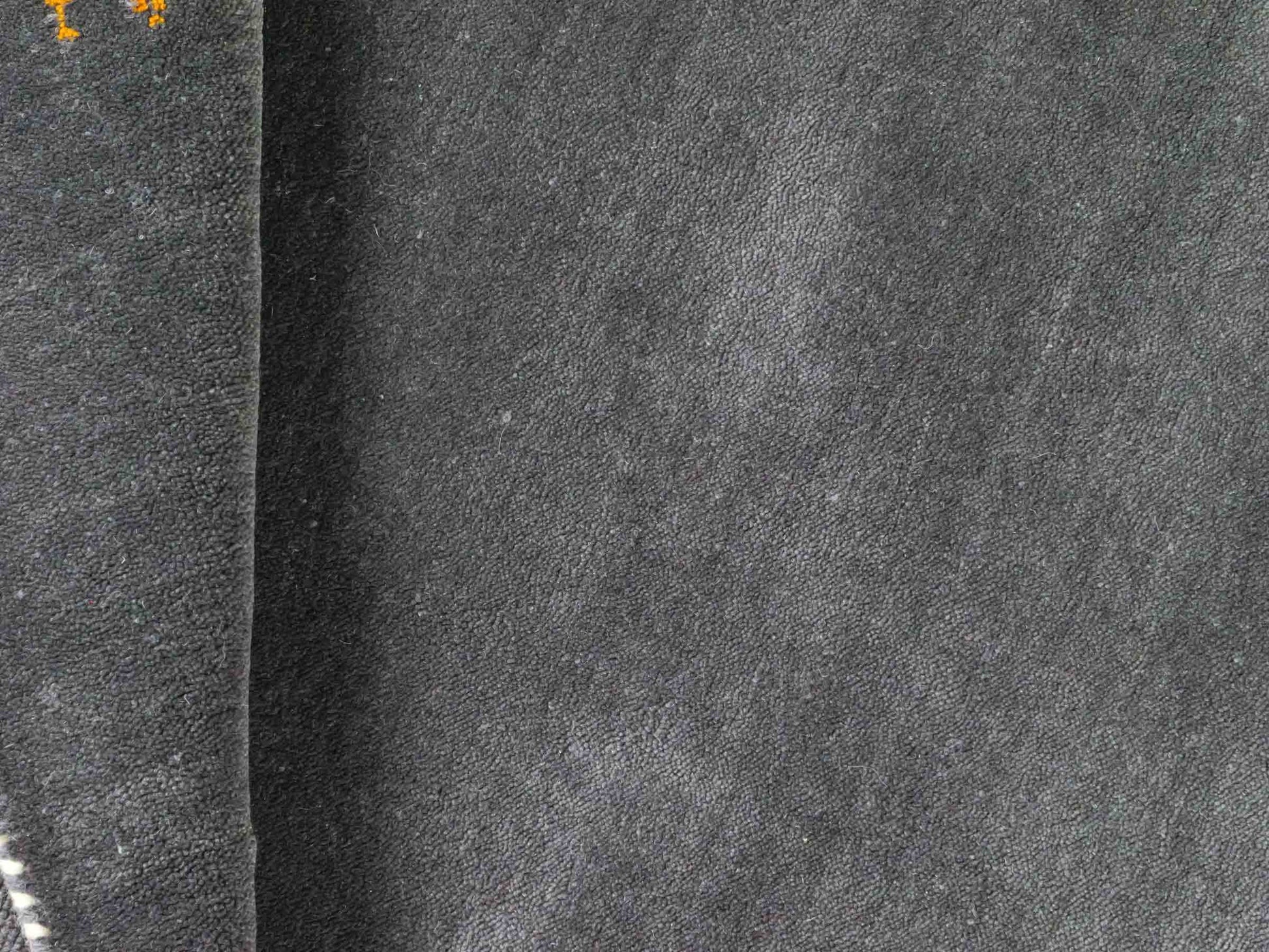 Moderner, Handloom Lori Gabbeh Orientteppich von Khademi aus Wolle, grau. Nomaden-Design. Produziert in Indien. Größe: 146x80cm. Teppichnummer: KB4-1539. Verkauf durch Jupiter Intl.