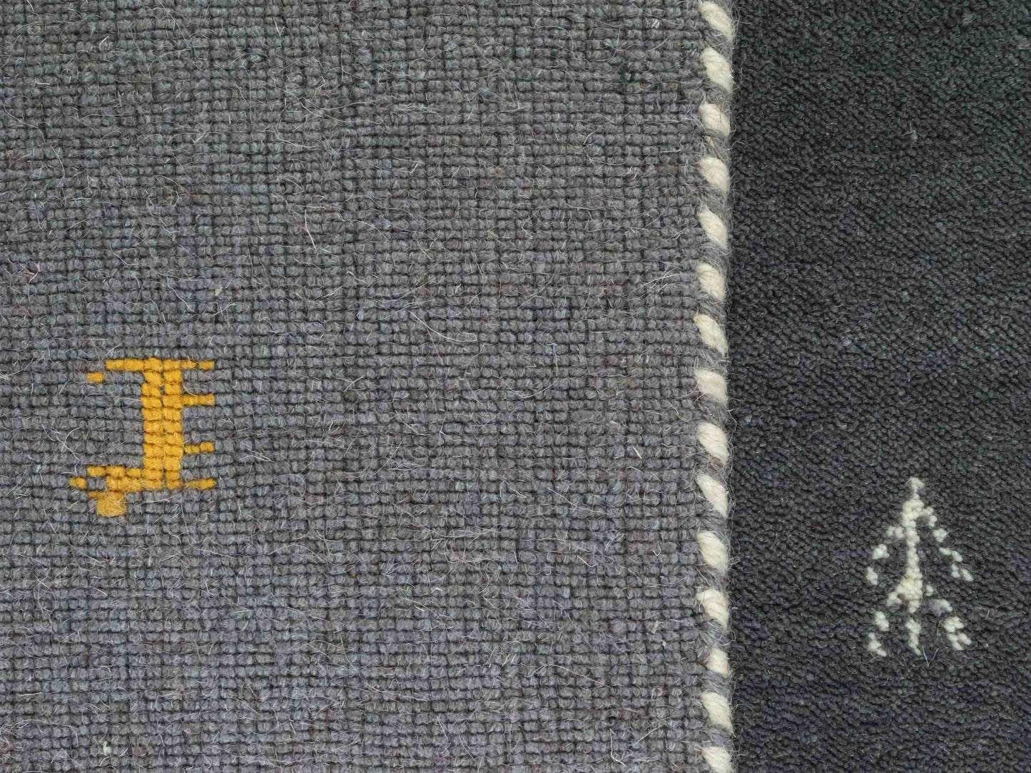 Moderner, Handloom Lori Gabbeh Orientteppich von Khademi aus Wolle, grau. Nomaden-Design. Produziert in Indien. Größe: 146x80cm. Teppichnummer: KB4-1539. Verkauf durch Jupiter Intl.