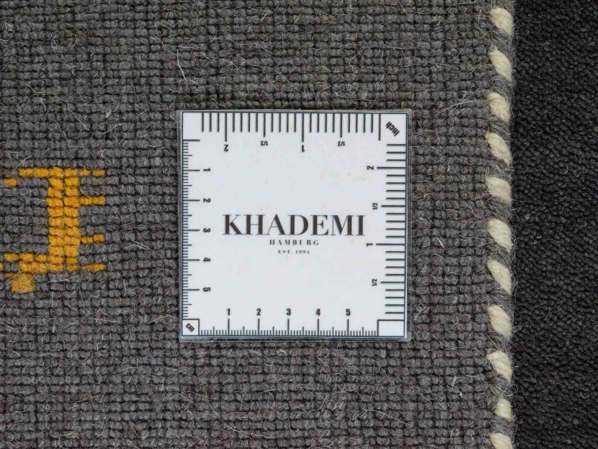 Moderner, Handloom Lori Gabbeh Orientteppich von Khademi aus Wolle, grau. Nomaden-Design. Produziert in Indien. Größe: 146x80cm. Teppichnummer: KB4-1539. Verkauf durch Jupiter Intl.