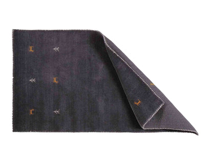 Moderner, Handloom Lori Gabbeh Orientteppich von Khademi aus Wolle, grau. Nomaden-Design. Produziert in Indien. Größe: 146x80cm. Teppichnummer: KB4-1539. Verkauf durch Jupiter Intl.