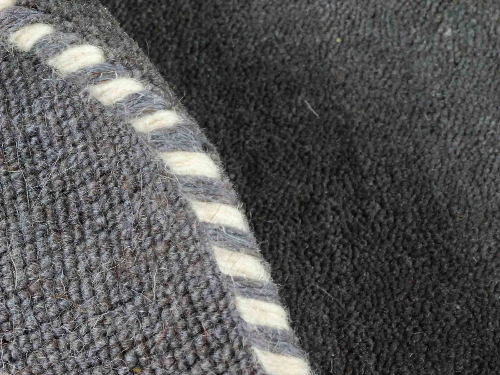 Moderner, Handloom Lori Gabbeh Orientteppich von Khademi aus Wolle, grau. Nomaden-Design. Produziert in Indien. Größe: 146x80cm. Teppichnummer: KB4-1539. Verkauf durch Jupiter Intl.