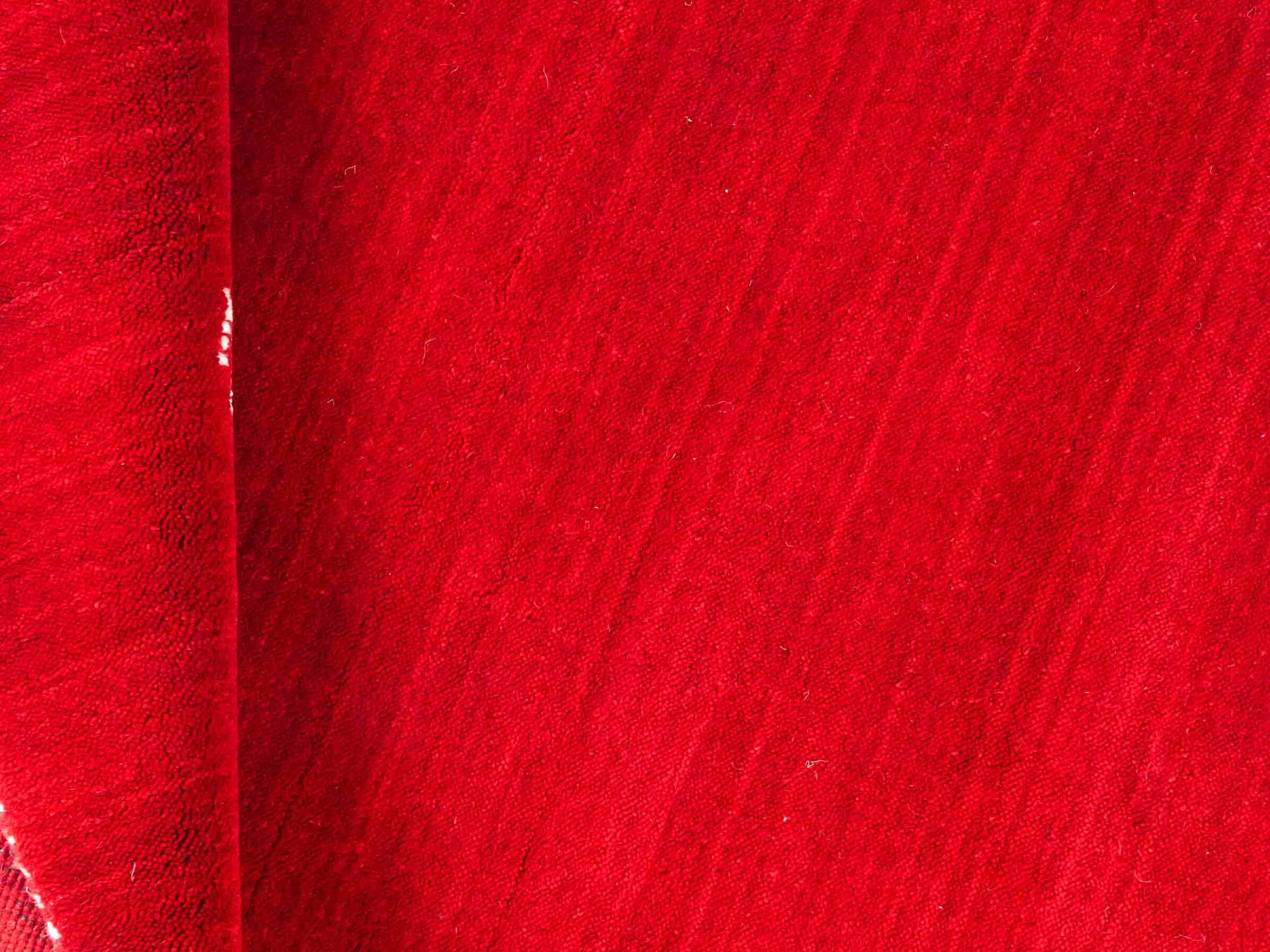 Moderner, Handloom Lori Gabbeh Orientteppich von Khademi aus Wolle, rot. mit Nomaden-Design. Produziert in Indien. Größe: 146x83cm. Teppichnummer: KB4-1511. Verkauf durch Jupiter Intl.