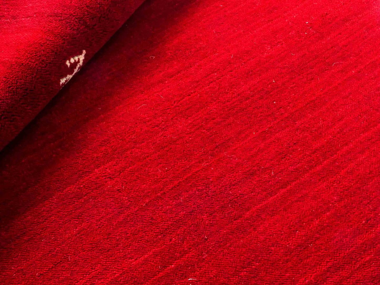 Moderner, Handloom Lori Gabbeh Orientteppich von Khademi aus Wolle, rot. mit Nomaden-Design. Produziert in Indien. Größe: 146x83cm. Teppichnummer: KB4-1511. Verkauf durch Jupiter Intl.