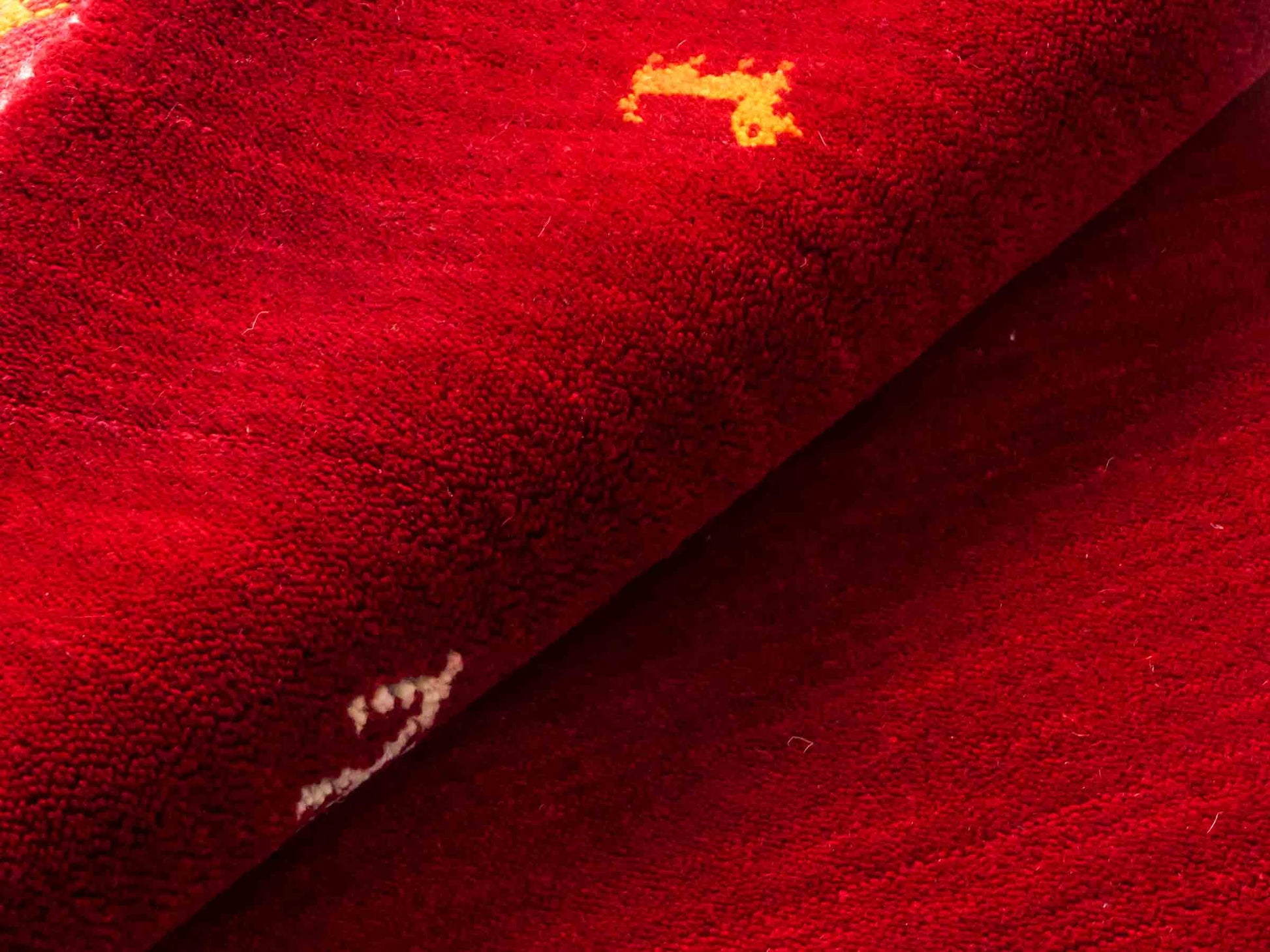 Moderner, Handloom Lori Gabbeh Orientteppich von Khademi aus Wolle, rot. mit Nomaden-Design. Produziert in Indien. Größe: 146x83cm. Teppichnummer: KB4-1511. Verkauf durch Jupiter Intl.