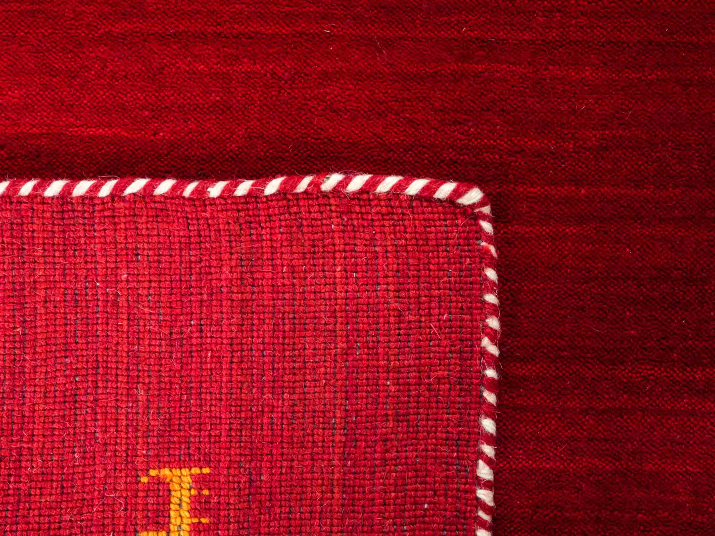 Moderner, Handloom Lori Gabbeh Orientteppich von Khademi aus Wolle, rot. mit Nomaden-Design. Produziert in Indien. Größe: 146x83cm. Teppichnummer: KB4-1511. Verkauf durch Jupiter Intl.