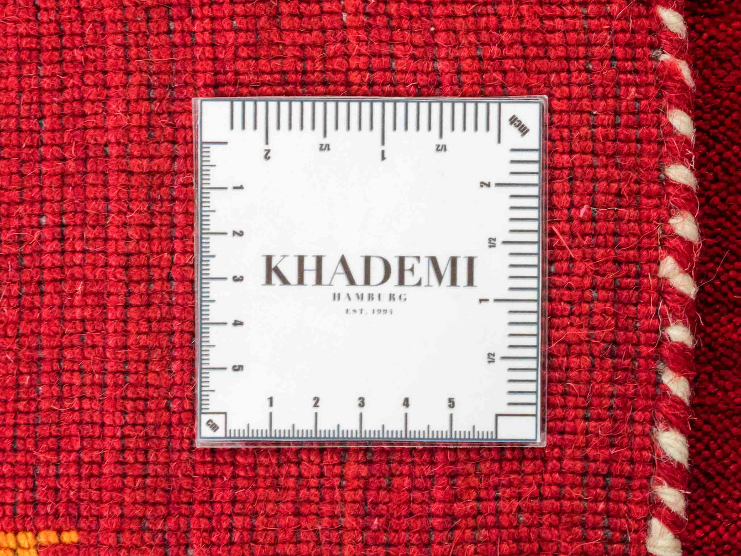 Moderner, Handloom Lori Gabbeh Orientteppich von Khademi aus Wolle, rot. mit Nomaden-Design. Produziert in Indien. Größe: 146x83cm. Teppichnummer: KB4-1511. Verkauf durch Jupiter Intl.