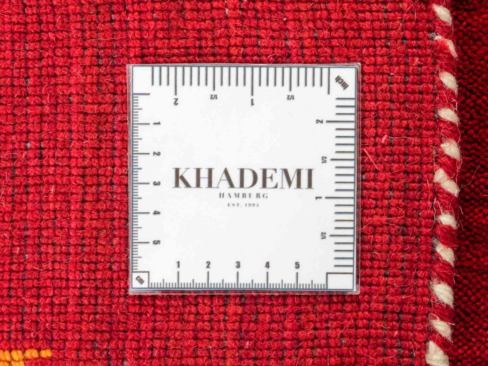 Moderner, Handloom Lori Gabbeh Orientteppich von Khademi aus Wolle, rot. mit Nomaden-Design. Produziert in Indien. Größe: 146x83cm. Teppichnummer: KB4-1511. Verkauf durch Jupiter Intl.