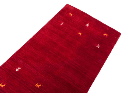 Moderner, Handloom Lori Gabbeh Orientteppich von Khademi aus Wolle, rot. mit Nomaden-Design. Produziert in Indien. Größe: 146x83cm. Teppichnummer: KB4-1511. Verkauf durch Jupiter Intl.