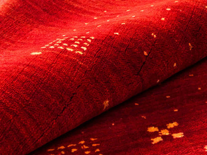 Moderner, Handloom Lori Gabbeh Orientteppich von Khademi aus Wolle, rot. Geometrisches Nomaden-Design. Produziert in Indien. Größe: 146x88cm. Teppichnummer: KB4-1506. Verkauf durch Jupiter Intl.