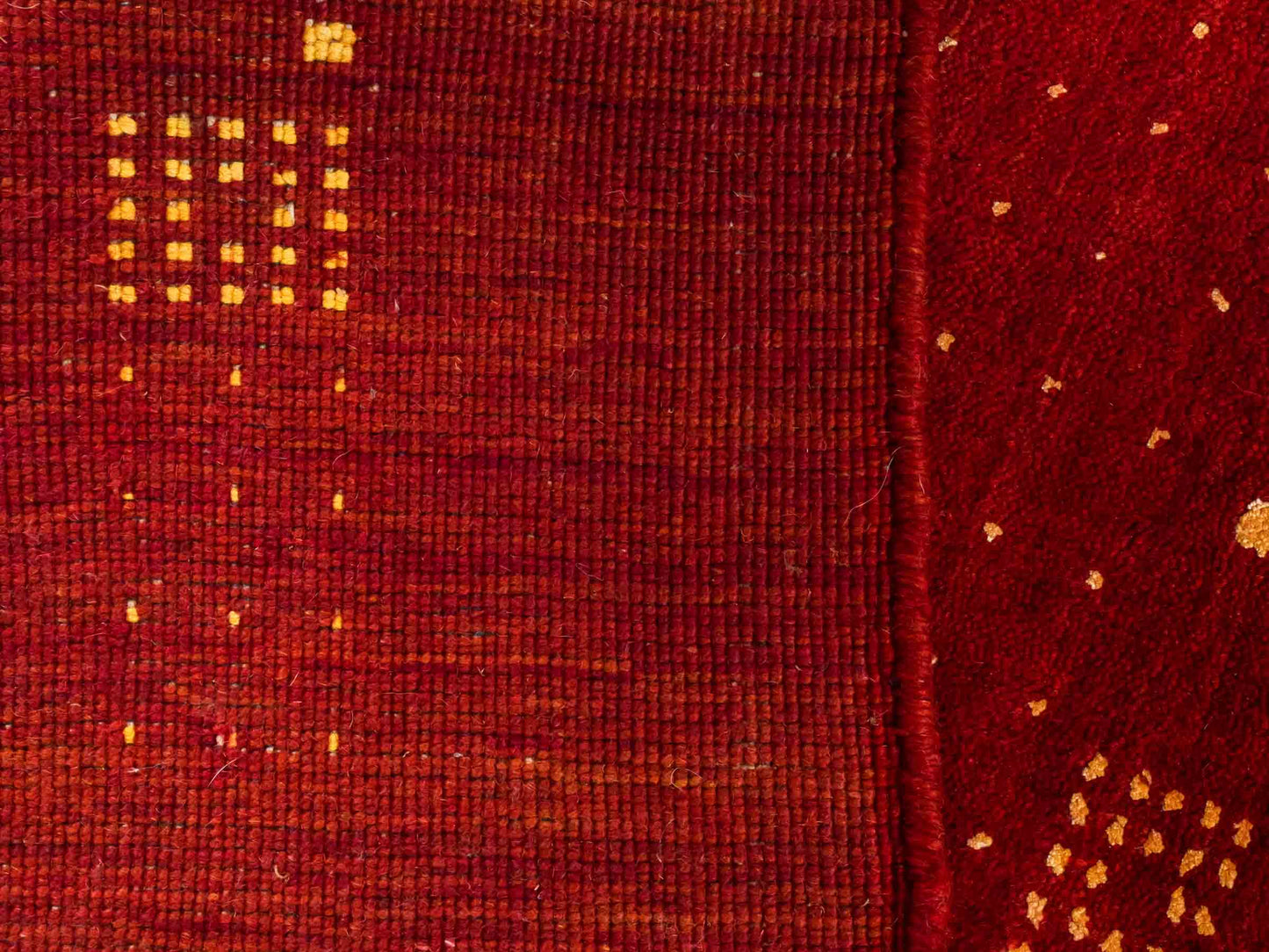 Moderner, Handloom Lori Gabbeh Orientteppich von Khademi aus Wolle, rot. Geometrisches Nomaden-Design. Produziert in Indien. Größe: 146x88cm. Teppichnummer: KB4-1506. Verkauf durch Jupiter Intl.