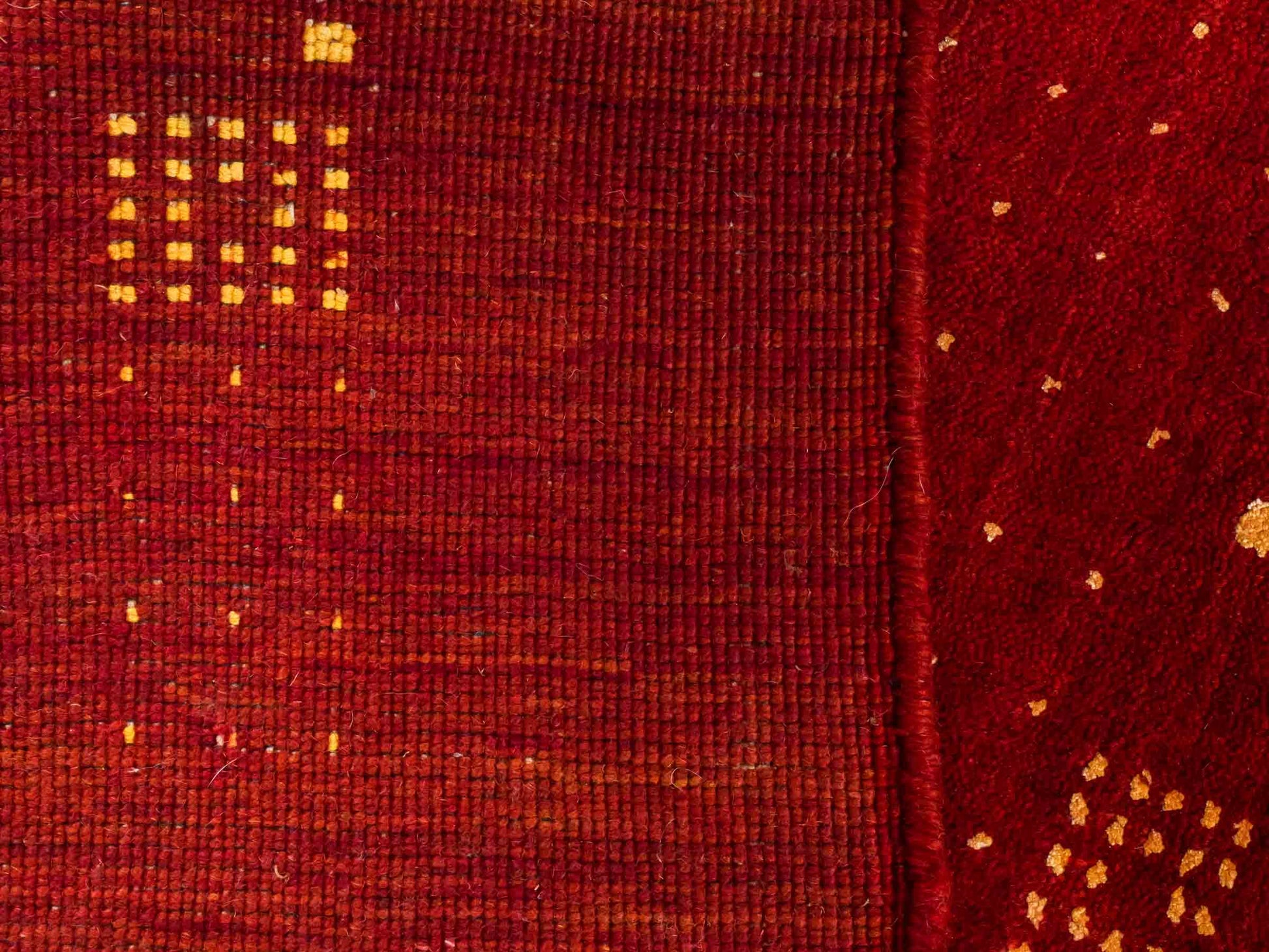 Moderner, Handloom Lori Gabbeh Orientteppich von Khademi aus Wolle, rot. Geometrisches Nomaden-Design. Produziert in Indien. Größe: 146x88cm. Teppichnummer: KB4-1506. Verkauf durch Jupiter Intl.