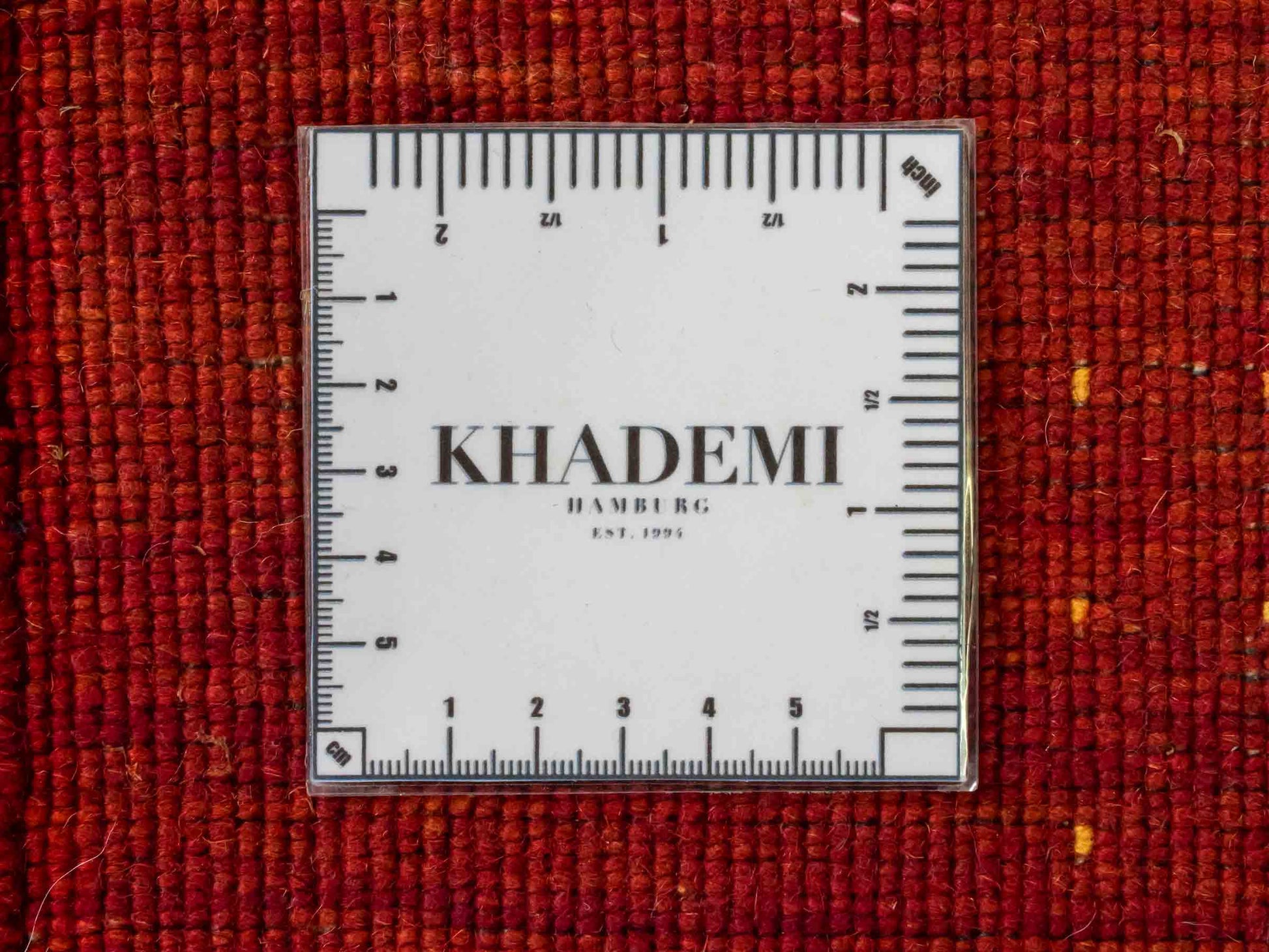 Moderner, Handloom Lori Gabbeh Orientteppich von Khademi aus Wolle, rot. Geometrisches Nomaden-Design. Produziert in Indien. Größe: 146x88cm. Teppichnummer: KB4-1506. Verkauf durch Jupiter Intl.