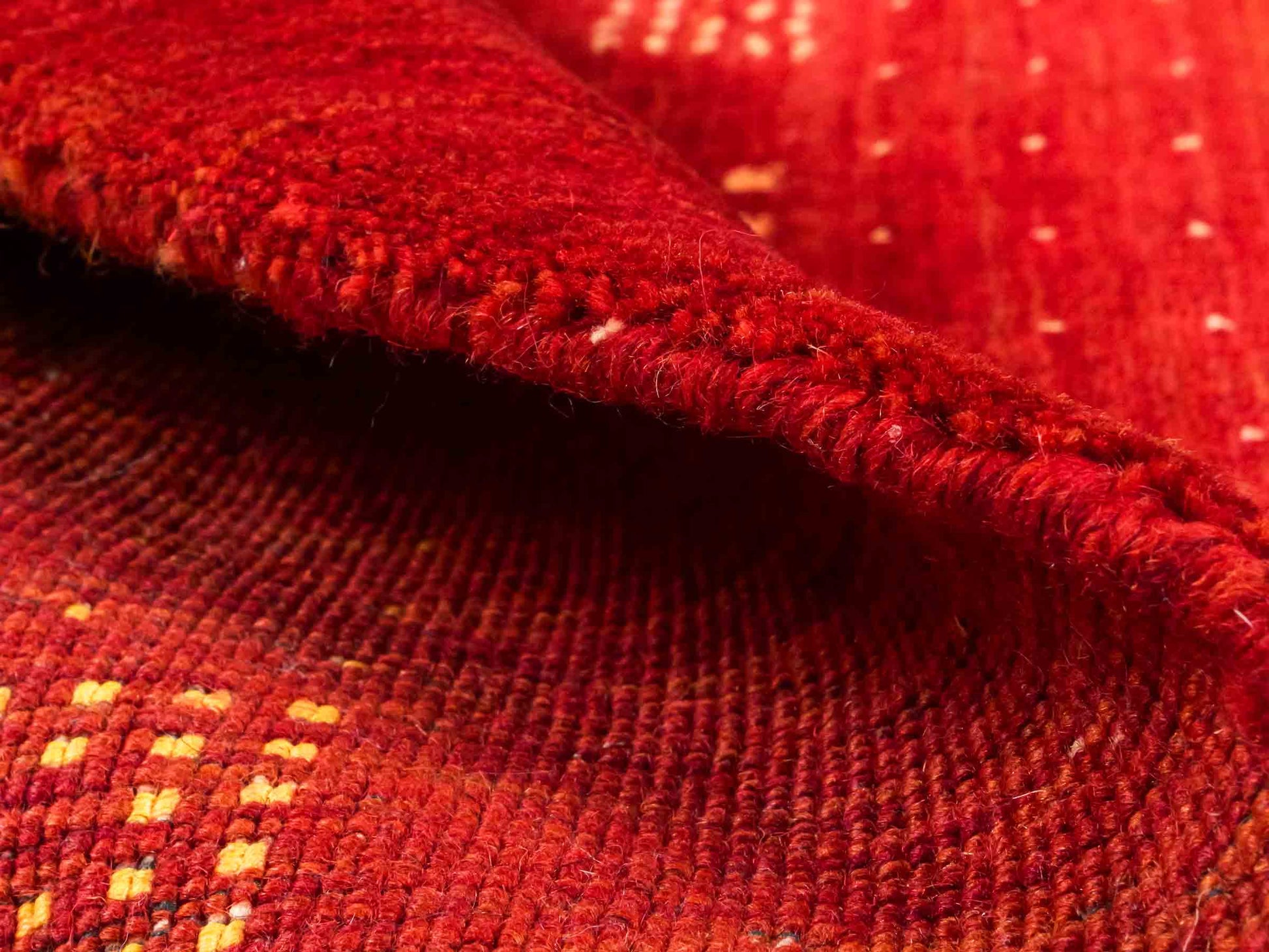 Moderner, Handloom Lori Gabbeh Orientteppich von Khademi aus Wolle, rot. Geometrisches Nomaden-Design. Produziert in Indien. Größe: 146x88cm. Teppichnummer: KB4-1506. Verkauf durch Jupiter Intl.