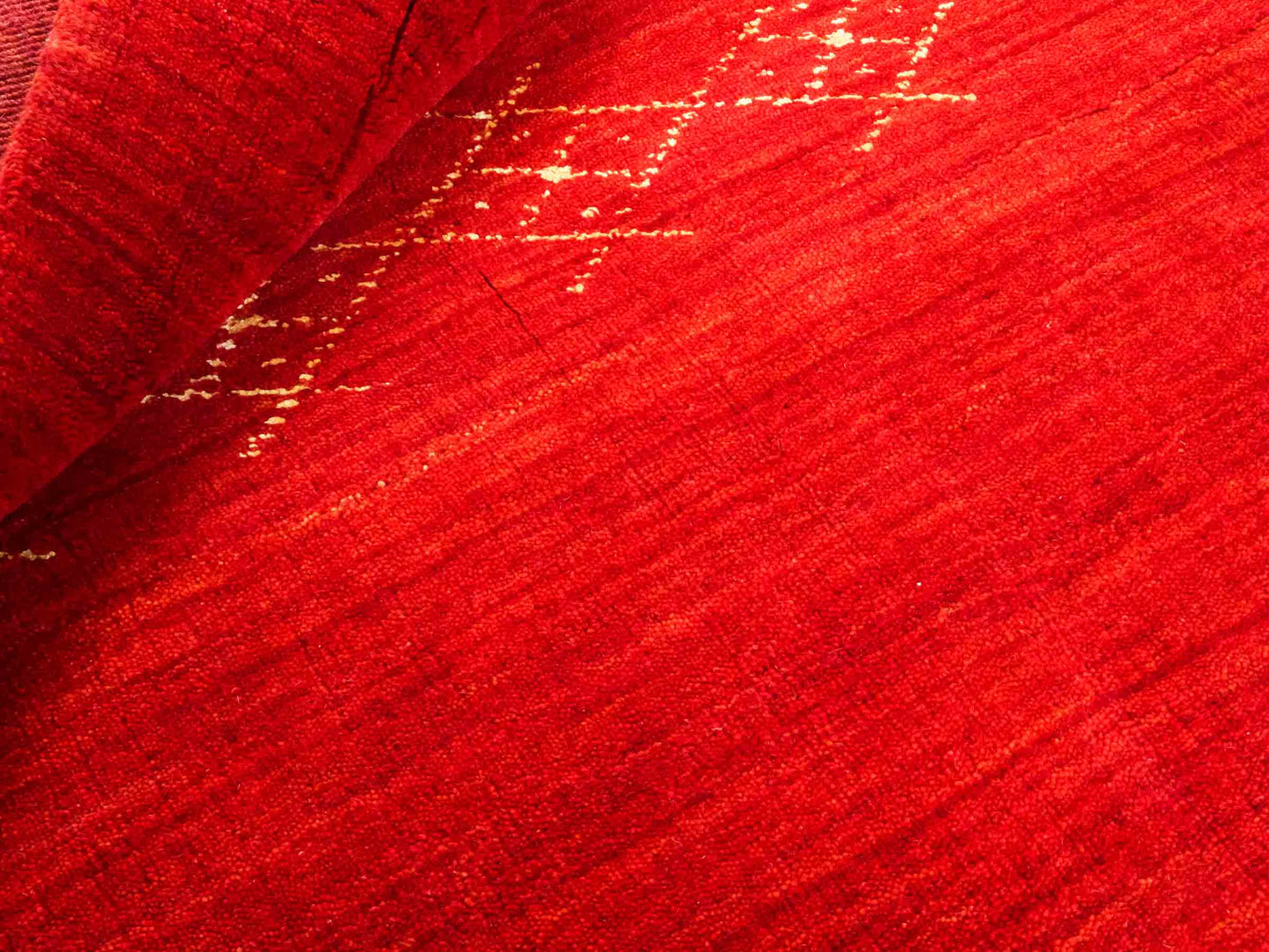 Moderner, Handloom Lori Gabbeh Orientteppich von Khademi aus Wolle, rot. Geometrisches Nomaden-Design. Produziert in Indien. Größe: 146x88cm. Teppichnummer: KB4-1508. Verkauf durch Jupiter Intl.