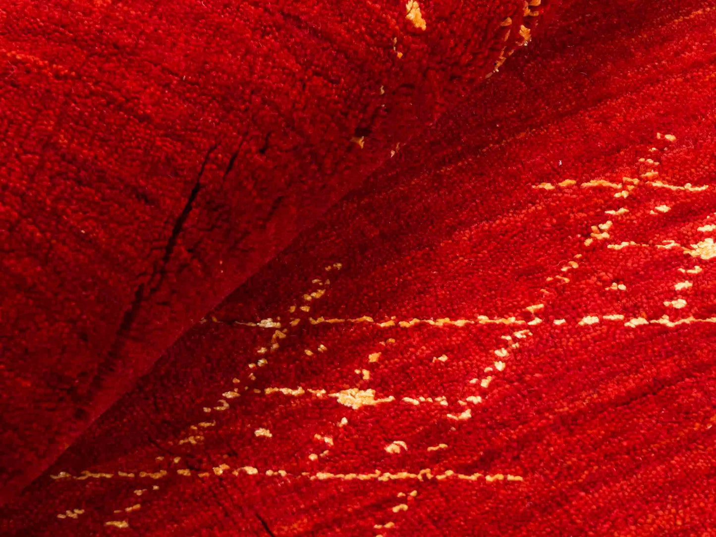 Moderner, Handloom Lori Gabbeh Orientteppich von Khademi aus Wolle, rot. Geometrisches Nomaden-Design. Produziert in Indien. Größe: 146x88cm. Teppichnummer: KB4-1508. Verkauf durch Jupiter Intl.