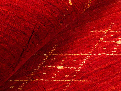 Moderner, Handloom Lori Gabbeh Orientteppich von Khademi aus Wolle, rot. Geometrisches Nomaden-Design. Produziert in Indien. Größe: 146x88cm. Teppichnummer: KB4-1508. Verkauf durch Jupiter Intl.