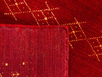 Moderner, Handloom Lori Gabbeh Orientteppich von Khademi aus Wolle, rot. Geometrisches Nomaden-Design. Produziert in Indien. Größe: 146x88cm. Teppichnummer: KB4-1508. Verkauf durch Jupiter Intl.