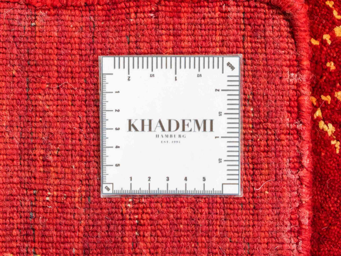 Moderner, Handloom Lori Gabbeh Orientteppich von Khademi aus Wolle, rot. Geometrisches Nomaden-Design. Produziert in Indien. Größe: 146x88cm. Teppichnummer: KB4-1508. Verkauf durch Jupiter Intl.