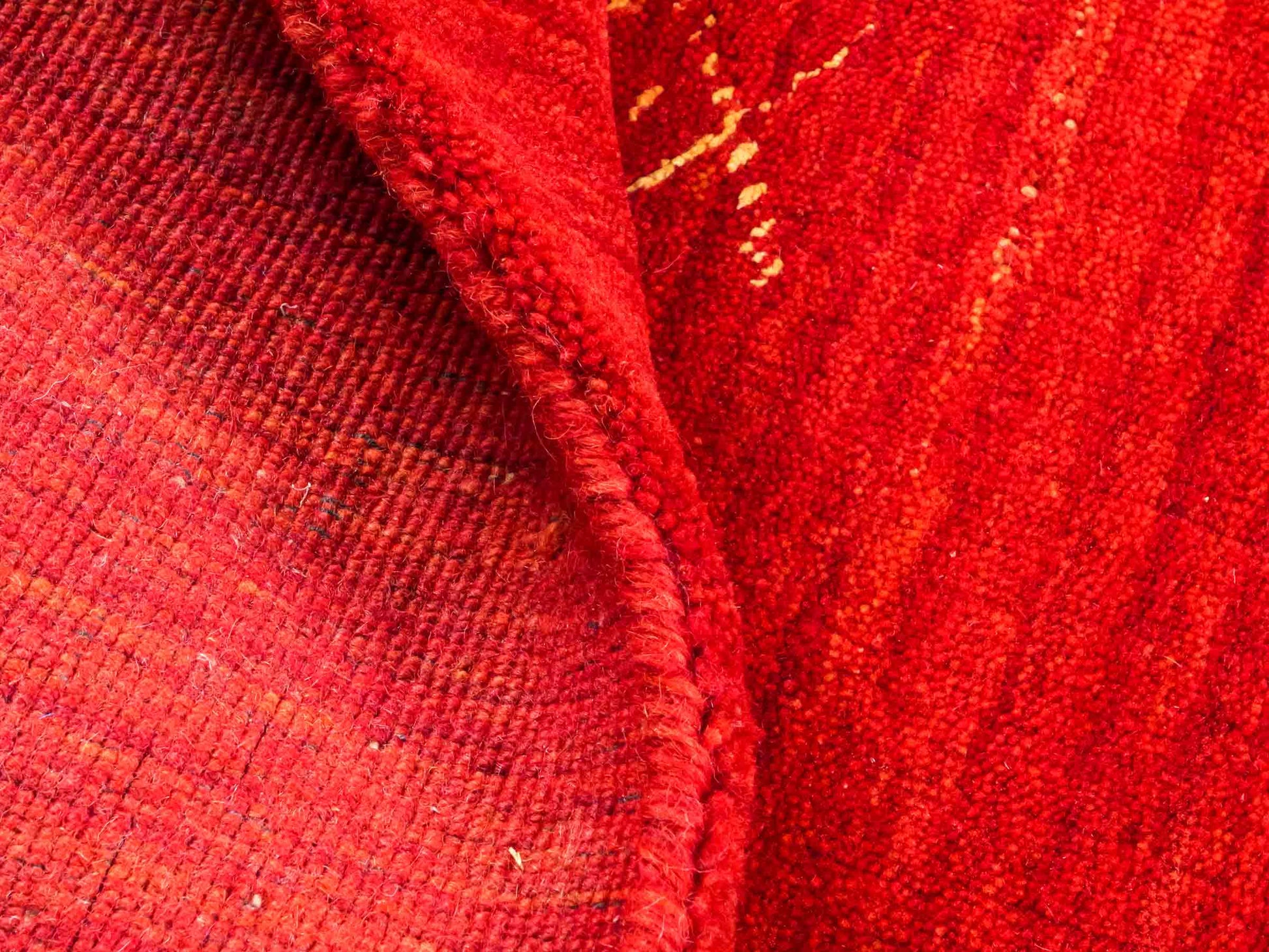 Moderner, Handloom Lori Gabbeh Orientteppich von Khademi aus Wolle, rot. Geometrisches Nomaden-Design. Produziert in Indien. Größe: 146x88cm. Teppichnummer: KB4-1508. Verkauf durch Jupiter Intl.