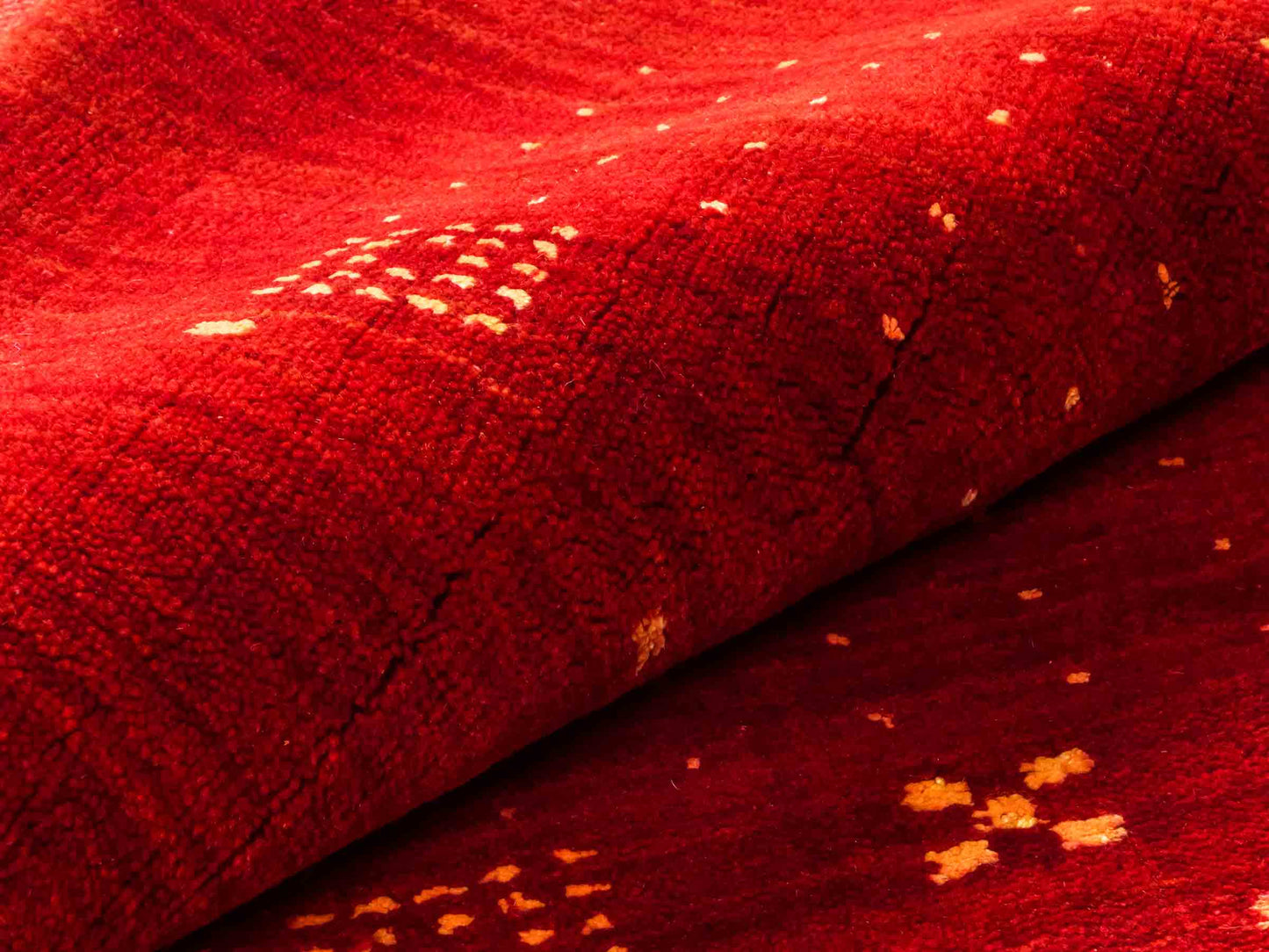 Moderner, Handloom Lori Gabbeh Orientteppich von Khademi aus Wolle, rot. Geometrisches Nomaden-Design. Produziert in Indien. Größe: 146x88cm. Teppichnummer: KB4-1510. Verkauf durch Jupiter Intl.