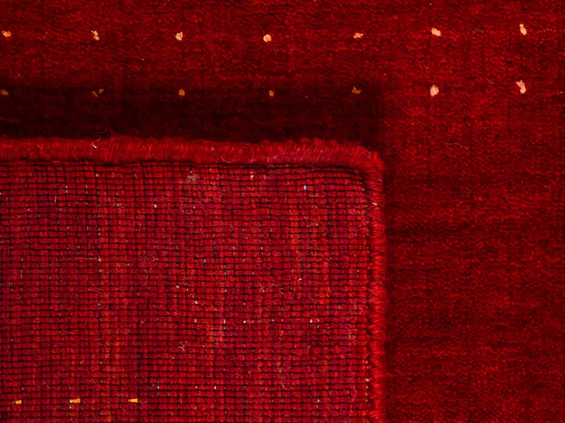 Moderner, Handloom Lori Gabbeh Orientteppich von Khademi aus Wolle, rot. Geometrisches Nomaden-Design. Produziert in Indien. Größe: 146x88cm. Teppichnummer: KB4-1510. Verkauf durch Jupiter Intl.