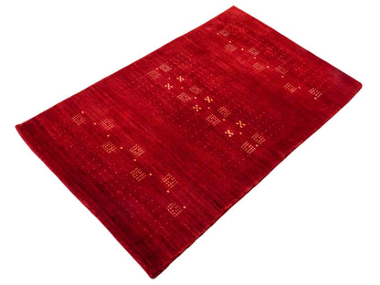 Moderner, Handloom Lori Gabbeh Orientteppich von Khademi aus Wolle, rot. Geometrisches Nomaden-Design. Produziert in Indien. Größe: 146x88cm. Teppichnummer: KB4-1510. Verkauf durch Jupiter Intl.