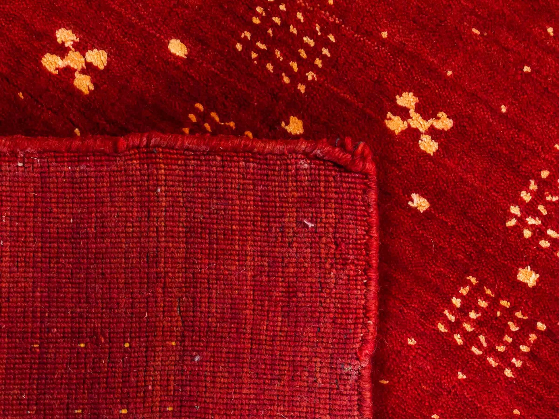 Moderner, Handloom Lori Gabbeh Orientteppich von Khademi aus Wolle, rot. Geometrisches Nomaden-Design. Produziert in Indien. Größe: 146x88cm. Teppichnummer: KB4-1514. Verkauf durch Jupiter Intl.