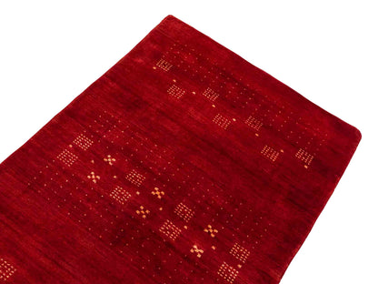 Moderner, Handloom Lori Gabbeh Orientteppich von Khademi aus Wolle, rot. Geometrisches Nomaden-Design. Produziert in Indien. Größe: 146x88cm. Teppichnummer: KB4-1514. Verkauf durch Jupiter Intl.