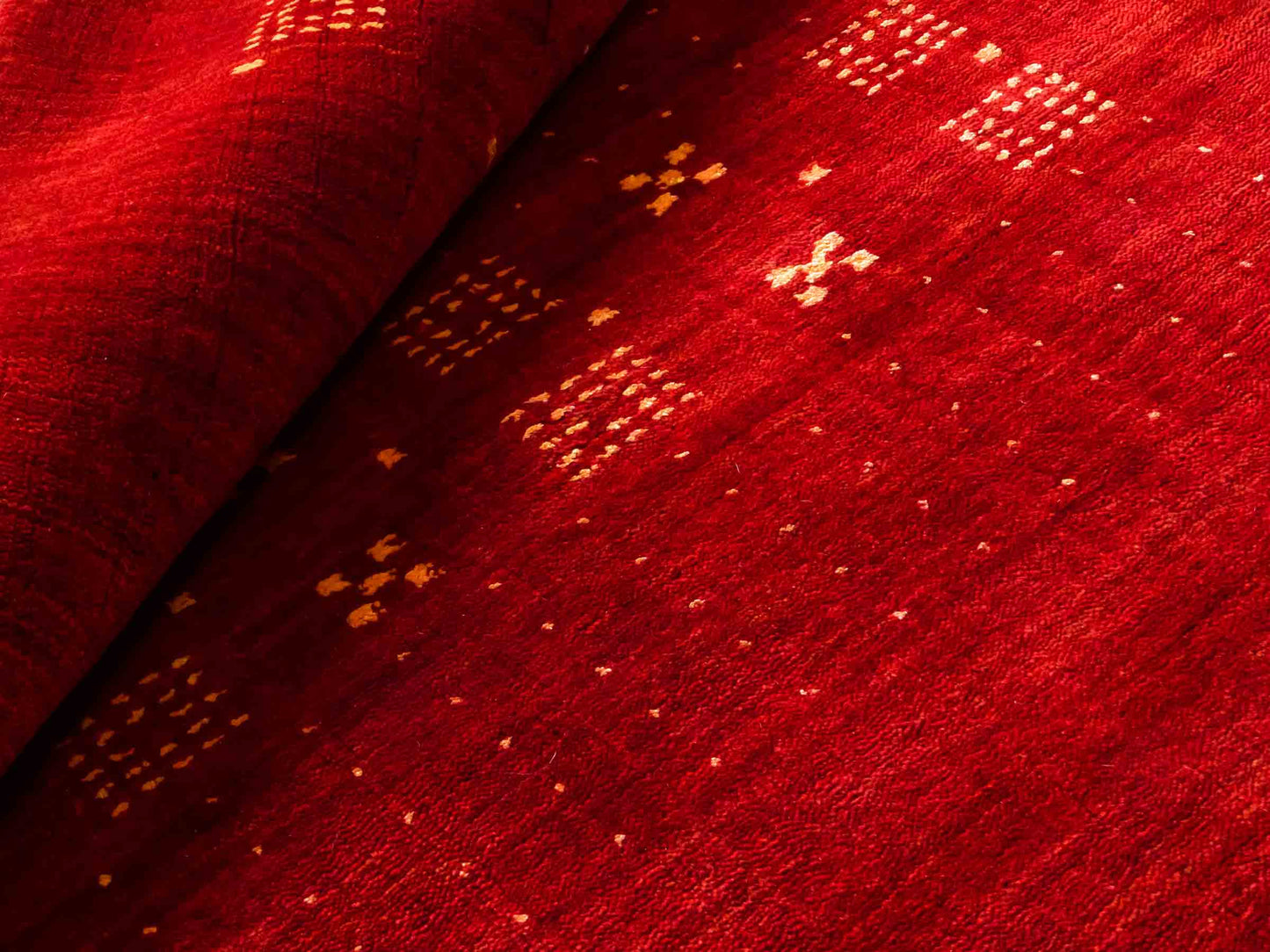 Moderner, Handloom Lori Gabbeh Orientteppich von Khademi aus Wolle, rot. Geometrisches Nomaden-Design. Produziert in Indien. Größe: 147x86cm. Teppichnummer: KB4-1513. Verkauf durch Jupiter Intl.
