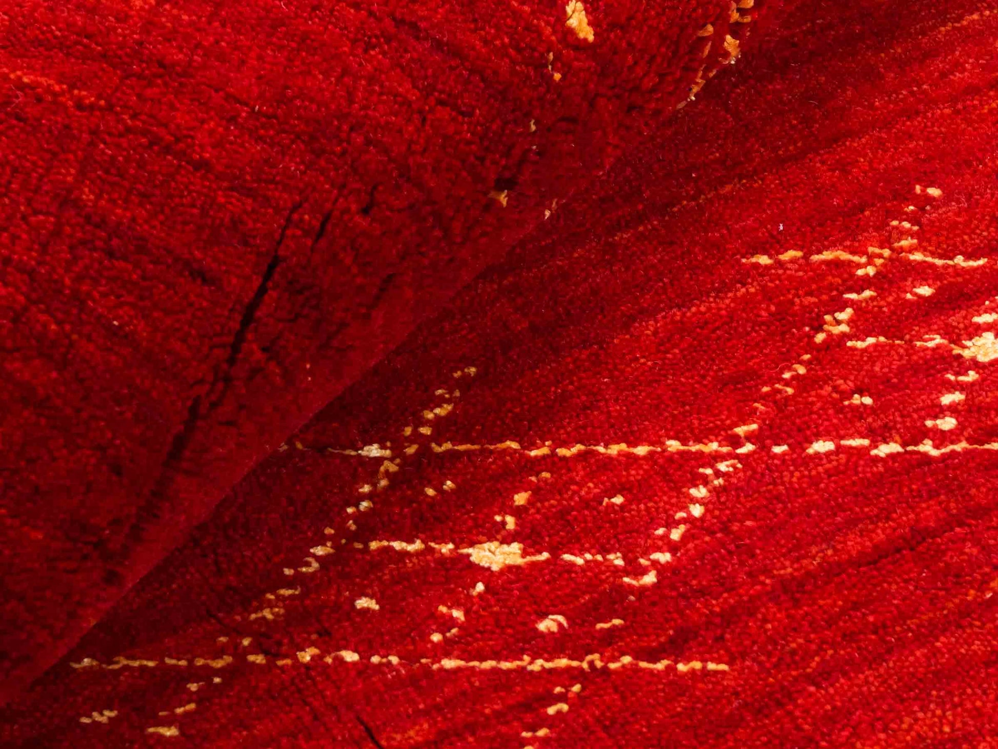 Moderner, Handloom Lori Gabbeh Orientteppich von Khademi aus Wolle, rot. Geometrisches Nomaden-Design. Produziert in Indien. Größe: 147x87cm. Teppichnummer: KB4-1512. Verkauf durch Jupiter Intl.