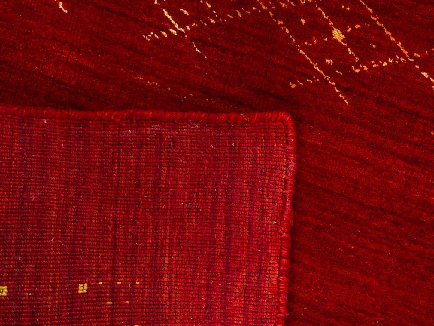 Moderner, Handloom Lori Gabbeh Orientteppich von Khademi aus Wolle, rot. Geometrisches Nomaden-Design. Produziert in Indien. Größe: 147x87cm. Teppichnummer: KB4-1512. Verkauf durch Jupiter Intl.