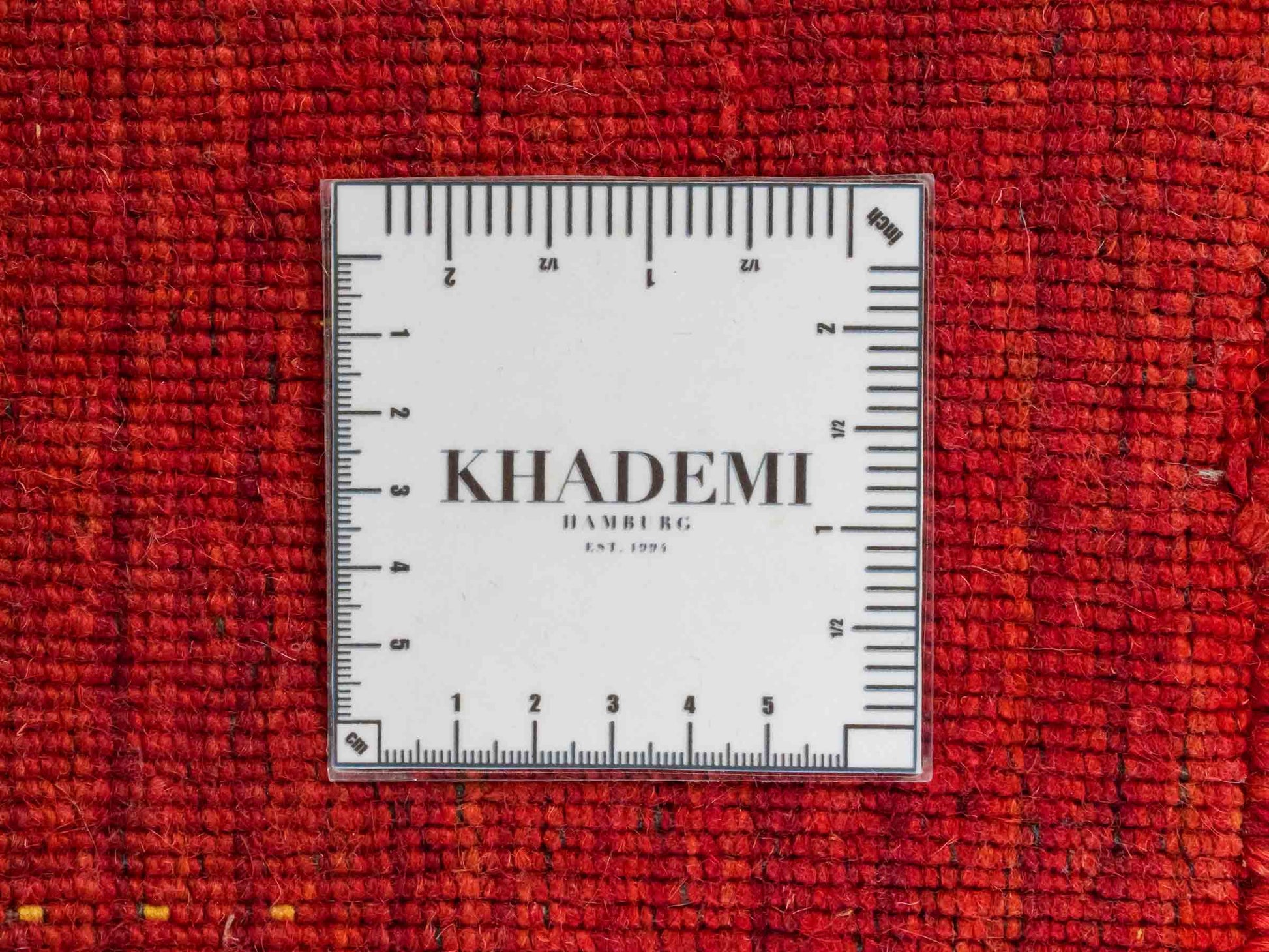 Moderner, Handloom Lori Gabbeh Orientteppich von Khademi aus Wolle, rot. Geometrisches Nomaden-Design. Produziert in Indien. Größe: 147x87cm. Teppichnummer: KB4-1512. Verkauf durch Jupiter Intl.