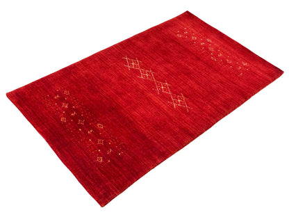 Moderner, Handloom Lori Gabbeh Orientteppich von Khademi aus Wolle, rot. Geometrisches Nomaden-Design. Produziert in Indien. Größe: 147x87cm. Teppichnummer: KB4-1512. Verkauf durch Jupiter Intl.