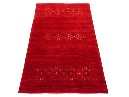Moderner, Handloom Lori Gabbeh Orientteppich von Khademi aus Wolle, rot. Geometrisches Nomaden-Design. Produziert in Indien. Größe: 147x87cm. Teppichnummer: KB4-1512. Verkauf durch Jupiter Intl.