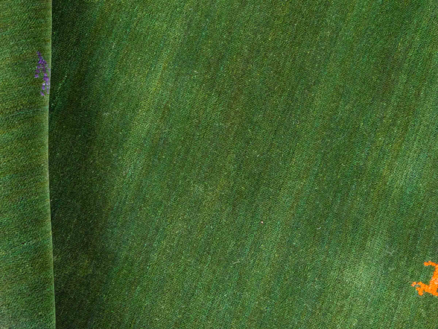 Moderner, Handloom Lori Gabbeh Orientteppich von Khademi aus Wolle, grün. Nomaden-Design. Produziert in Indien. Größe: 148x82cm. Teppichnummer: KB4-1560. Verkauf durch Jupiter Intl.