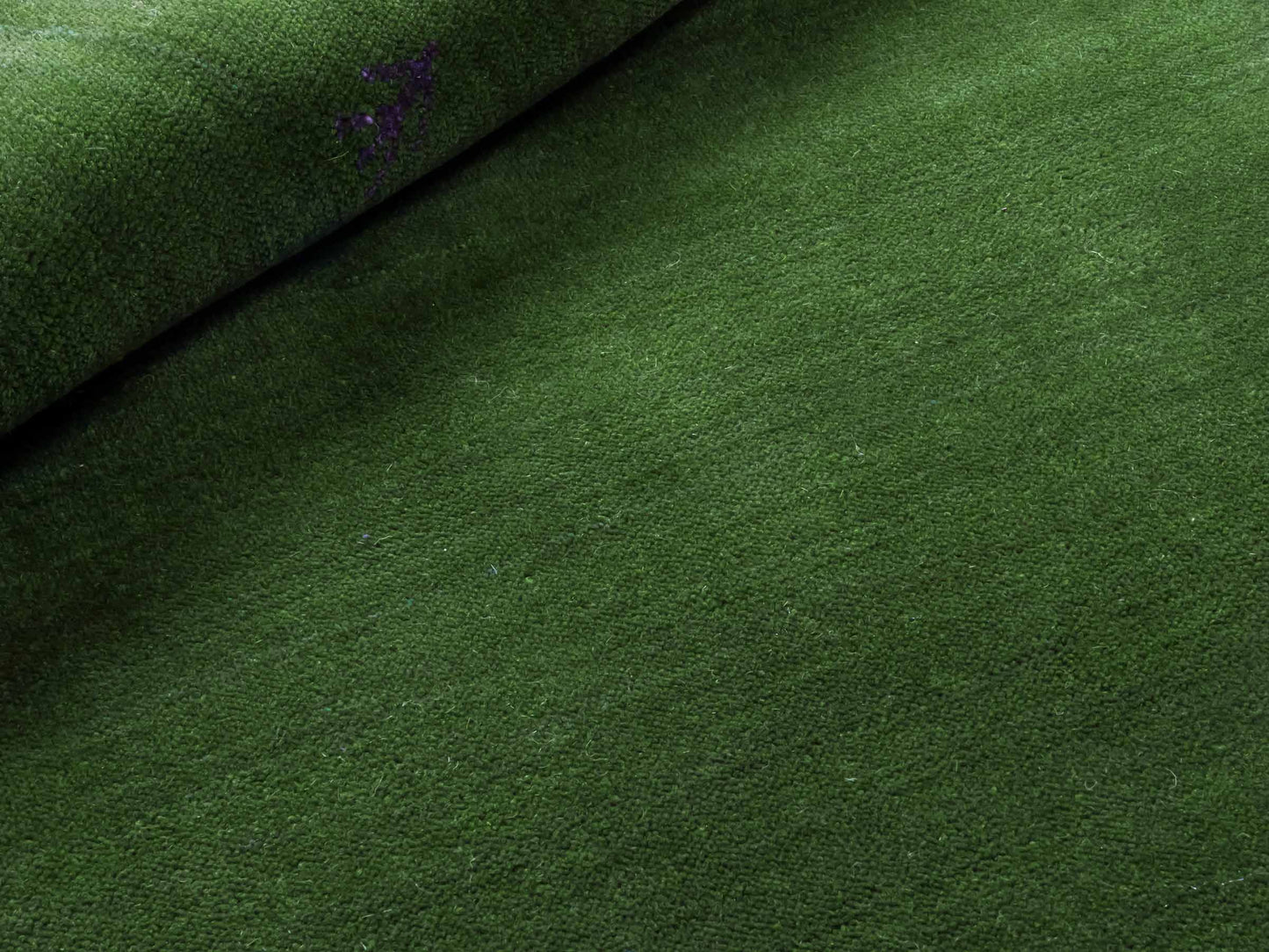 Moderner, Handloom Lori Gabbeh Orientteppich von Khademi aus Wolle, grün. Nomaden-Design. Produziert in Indien. Größe: 148x82cm. Teppichnummer: KB4-1560. Verkauf durch Jupiter Intl.