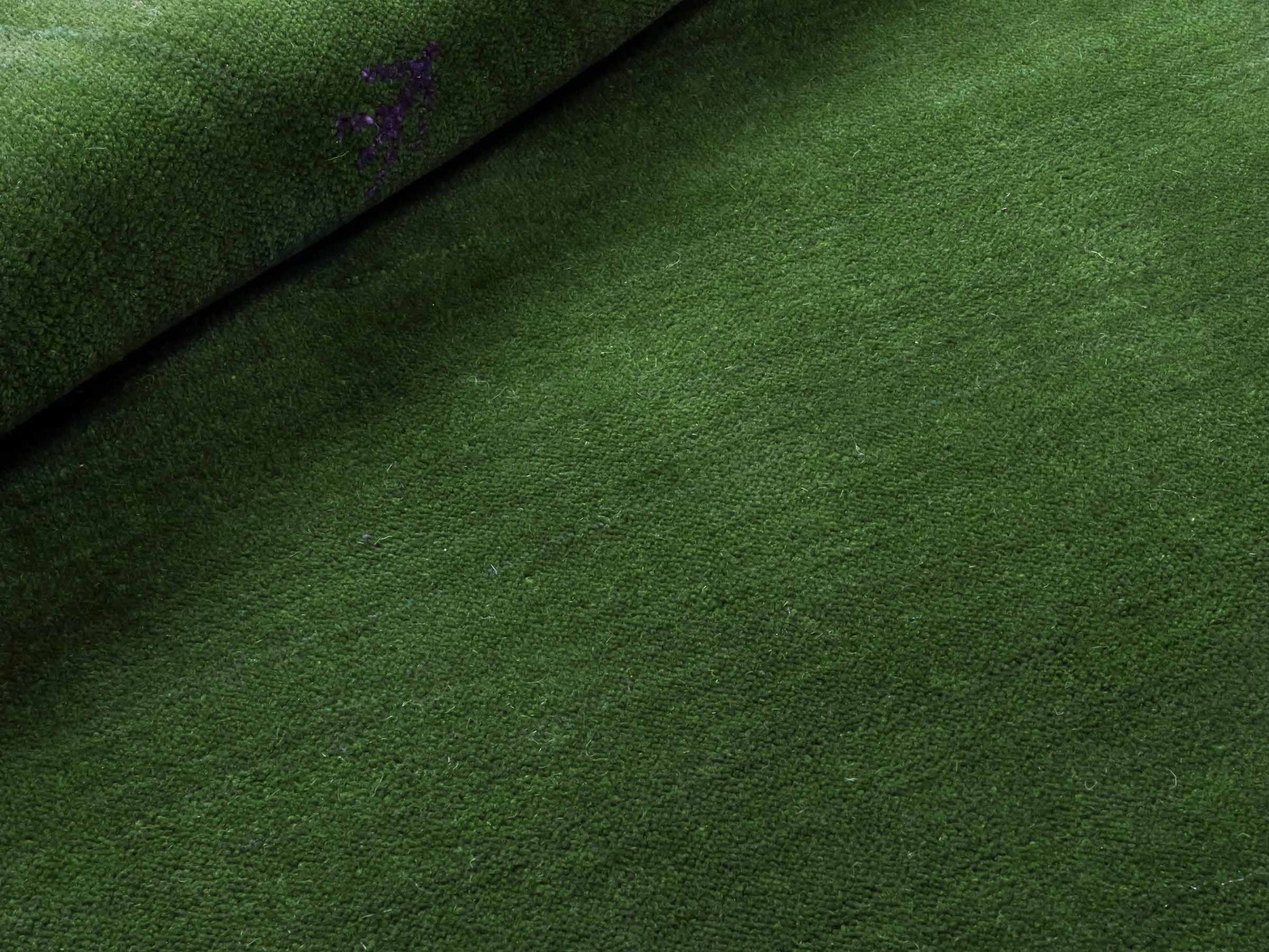 Moderner, Handloom Lori Gabbeh Orientteppich von Khademi aus Wolle, grün. Nomaden-Design. Produziert in Indien. Größe: 148x82cm. Teppichnummer: KB4-1560. Verkauf durch Jupiter Intl.